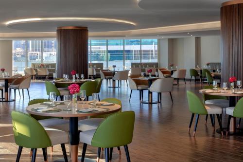 Avani Plus Palm View Dubai Hotel & Suites餐厅或其他用餐的地方