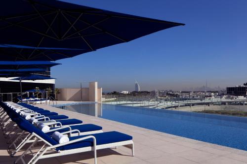 Avani Plus Palm View Dubai Hotel & Suites内部或周边的泳池