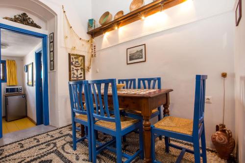 林都斯Al 583 di Lindos的蓝色的用餐室配有木桌和椅子