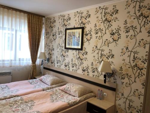 潘波洛沃Apartment 507 The Castle 1的一间卧室配有一张床和花卉壁纸