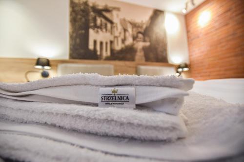 格但斯克旧城Strzelnica Hotel i Restauracja的床上的一大堆毛巾