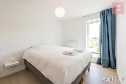 根特Lovely & Stylish accommodations at P36 Gent, near the Center的白色的卧室设有床和窗户