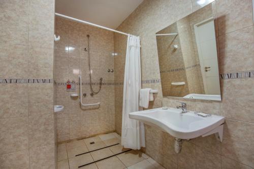 内乌肯Huemul的一间带水槽和淋浴的浴室