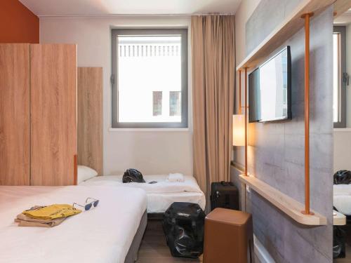 根特根特市中心丹姆珀特宜必思快捷酒店的酒店客房设有两张床和电视。