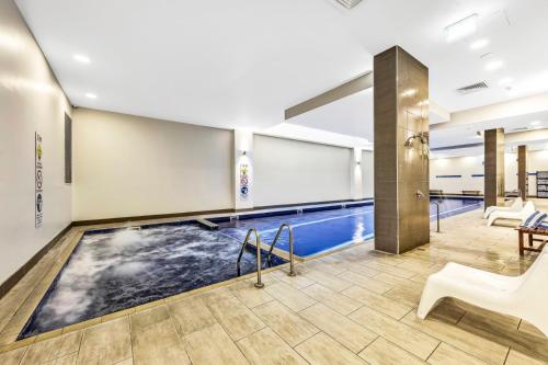 墨尔本飞马公寓式酒店的一座建筑物中央的游泳池