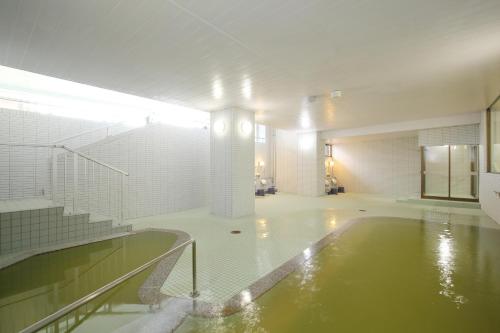 洞爷湖洞爷温泉华美传统日式旅馆的一座大型游泳池,位于一座配有浴缸的建筑内