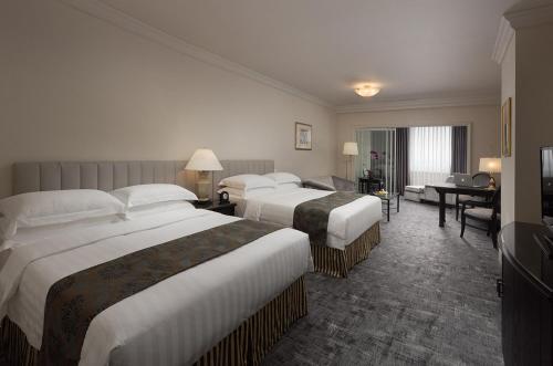 高雄汉来逸居 的酒店客房配有两张床和一张书桌