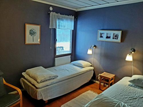 博伦厄Utsikten的一间卧室设有两张床和窗户。