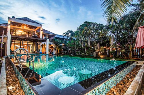 盼武里Baan SanSuk Pranburi - Beach Front & Pool Villa的房屋前的游泳池