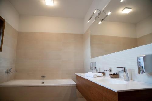 Mirage Resort & Spa的一间浴室