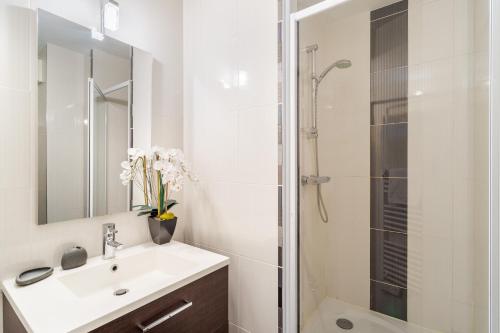 圣马洛L'Echo des Vagues的白色的浴室设有水槽和淋浴。