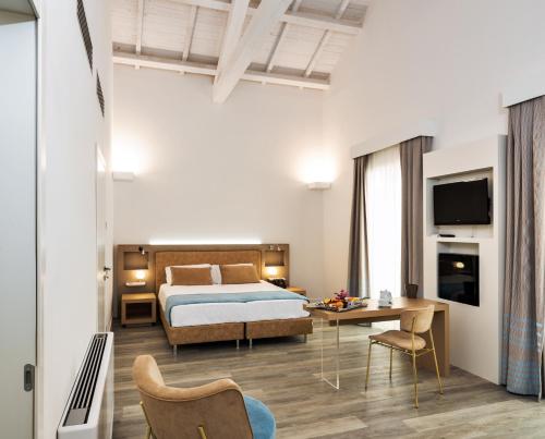 卡利亚里意大利酒店的酒店客房配有一张床铺和一张桌子。