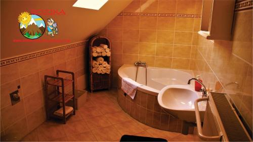 斯洛文尼亚格拉代茨罗兹卡公寓 的浴室配有盥洗盆和浴缸。