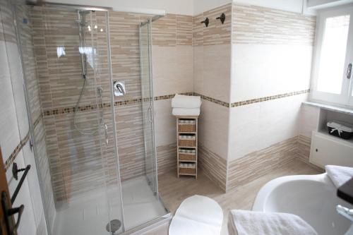 特罗佩阿Bed & Breakfast Elisabeth的带淋浴和盥洗盆的浴室