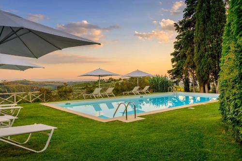 佩萨河谷塔瓦内莱Podere Vigliano的庭院内一个带椅子和遮阳伞的游泳池