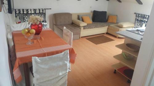 奥帕提亚Apartment Damir的客厅配有桌子和沙发