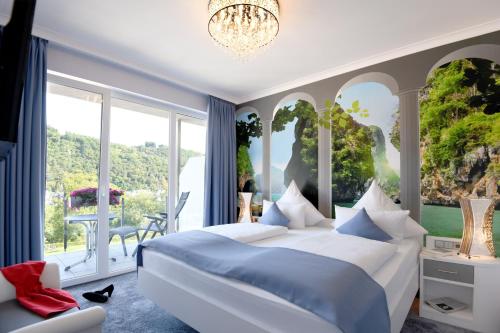 洛夫Moselstern公园酒店Krähennest的一间卧室设有一张床和一个大窗户