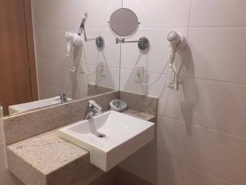 佩德拉阿祖尔Vista Azul的一间带水槽和镜子的浴室