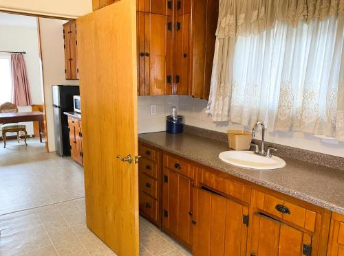 夏延Guest Ranch Motel的厨房配有水槽和台面