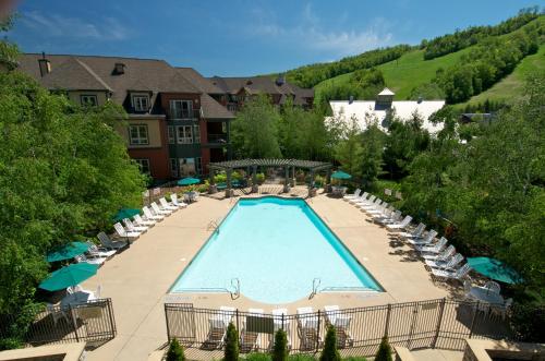 蓝山Blue Mountain Resort Village Suites的享有带椅子的游泳池和度假村的顶部景致