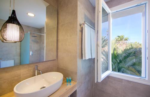 洛斯卡尼奥斯德梅卡财神酒店的一间带水槽和窗户的浴室