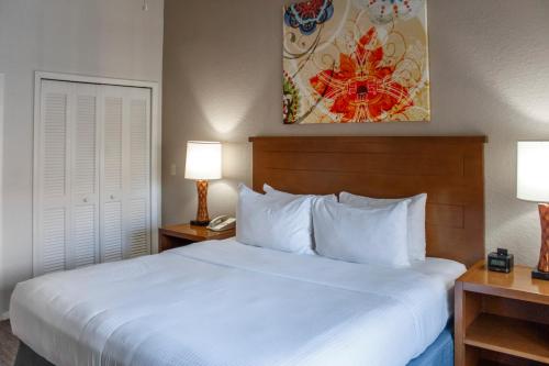基西米Hilton Vacation Club Polynesian Isles Kissimmee的卧室配有白色的床和两盏灯。