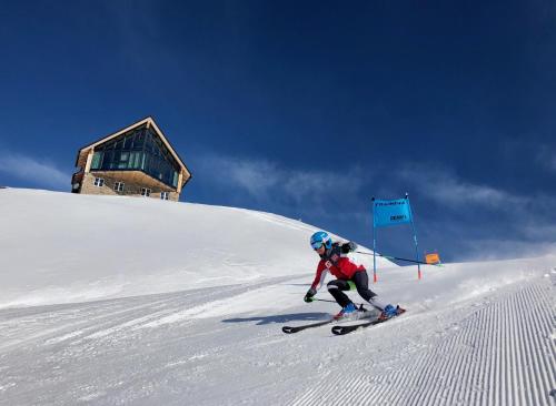 上特劳恩克里蓬斯坦山林小屋的一个人在雪覆盖的斜坡上滑雪