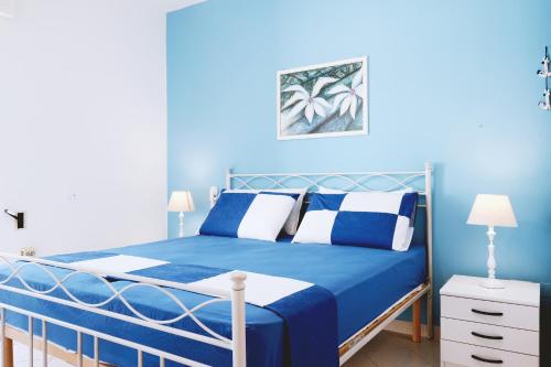 莱乌卡Casa Boarni Leuca的蓝色卧室,配有蓝色墙壁的床