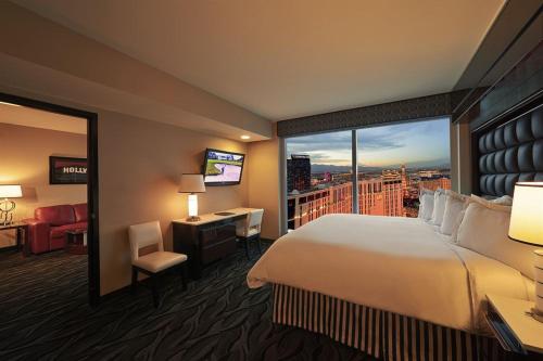 拉斯维加斯Suites at Elara Las Vegas Strip-No Resort Fees的一间酒店客房,设有一张大床和一个大窗户