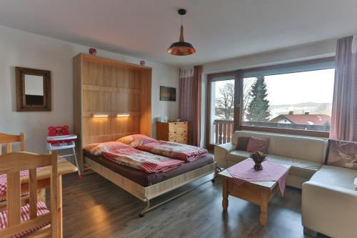 米森-维尔哈姆斯Ferienwohnung Alpenfreude的客厅配有床和沙发