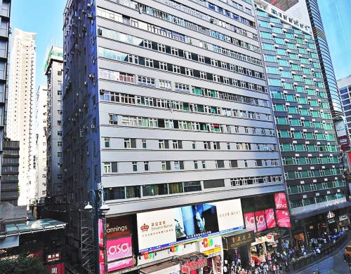 香港Crystal Hostel的一面有广告的高楼