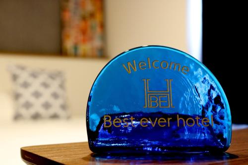那霸Best ever hotel -SEVEN Hotels and Resorts-的坐在桌子上的一个蓝色的奖杯
