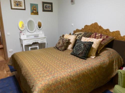 SimeriaCASA DE SUB MAGURA的一间卧室配有一张大床和枕头
