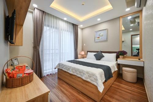 胡志明市Nikko Hotel - The Classy Life的一间卧室配有一张大床和镜子
