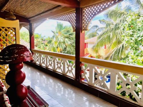 NianingMaison Couleur Passion的享有棕榈树景致的阳台