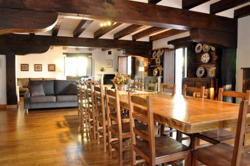 Oronoz-MugaireCasa rural Barbenea的用餐室配有大型木桌和椅子