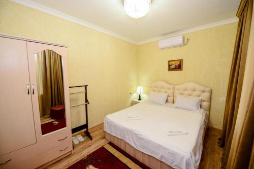 库塔伊西HOTEL VLADi的卧室配有白色的床和镜子