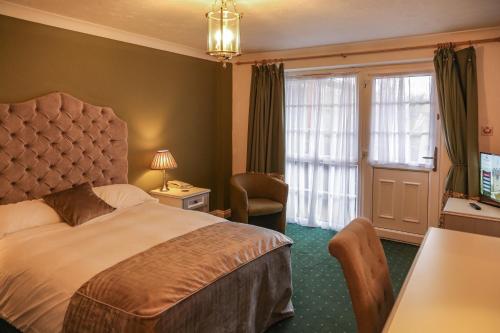 谢菲尔德感索酒店的酒店客房设有一张床、一张书桌和窗户。