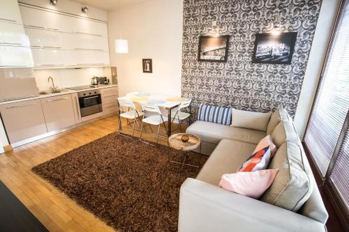 克拉科夫Royal Parkside的客厅配有沙发和桌子