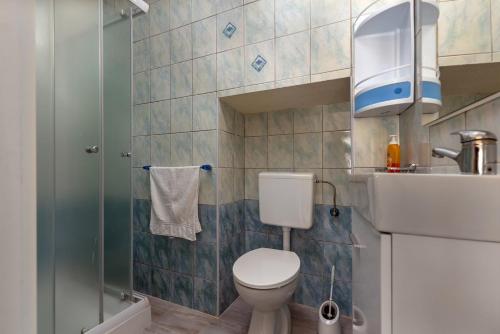 普拉Apartments Smaila的一间带卫生间和淋浴的小浴室