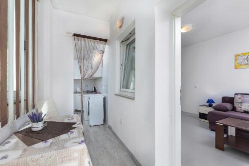 普拉Apartments Smaila的白色的客厅配有桌子和冰箱