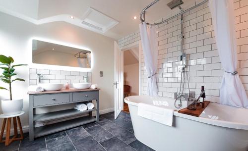 麦克尔斯菲尔德Hilltop Country House的白色的浴室设有浴缸和水槽。