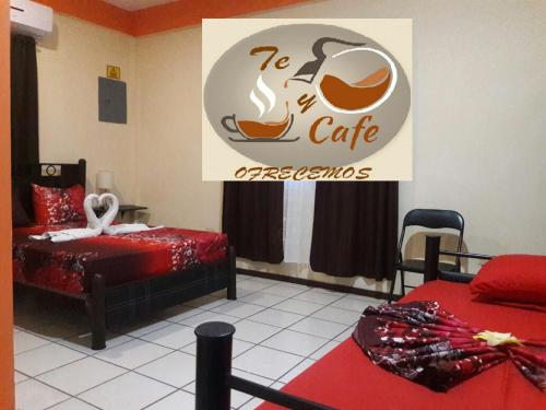普拉亚卡门Alme Hostel的带两张床的房间和咖啡咖啡厅的标志