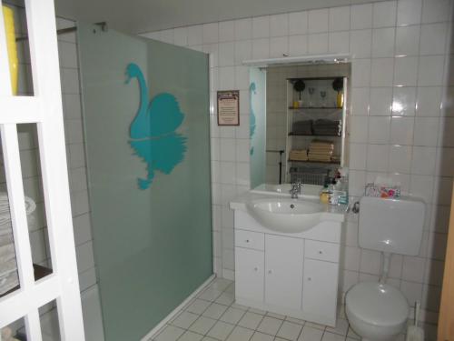 RiethGasthaus Beyersdorfer的一间带卫生间和水槽的浴室