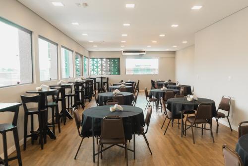 索罗卡巴索罗卡巴特雷沃广场酒店的用餐室设有桌椅和窗户。
