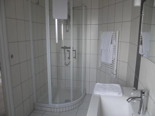罗卡马杜尔Chambres d'hôtes Les Lavandes Rocamadour的带淋浴、卫生间和盥洗盆的浴室