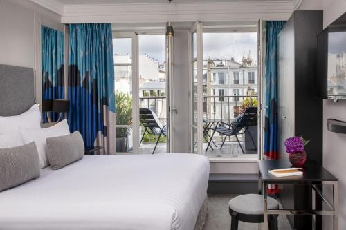 马丁巴黎Spa酒店客房内的一张或多张床位