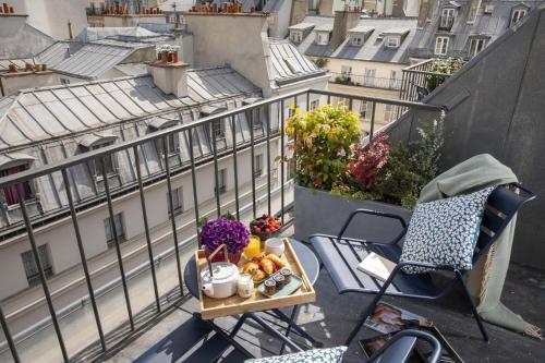 巴黎马丁巴黎Spa酒店的阳台上桌子上的托盘食物