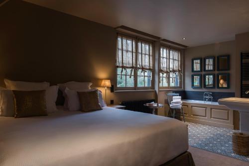 Saint-Jouin-Bruneval凯撒的松树 - 埃特勒特运动酒店的卧室设有白色大床和窗户。