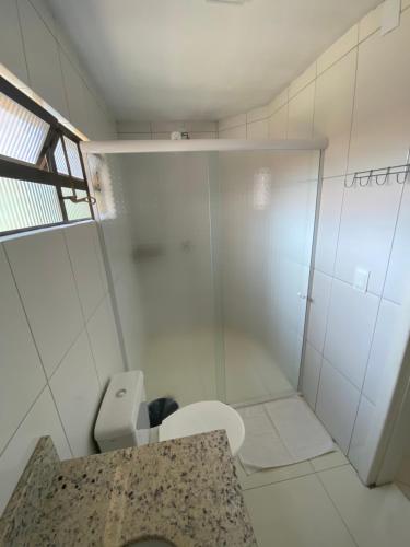 伊瓜苏普萨达萨尔瓦多尚黛酒店的一间带卫生间和淋浴的浴室